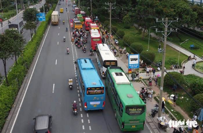 Xe dàn hàng ngang trên quốc lộ 1 đón khách, lực lượng chức năng nói 'xử lý không xuể'