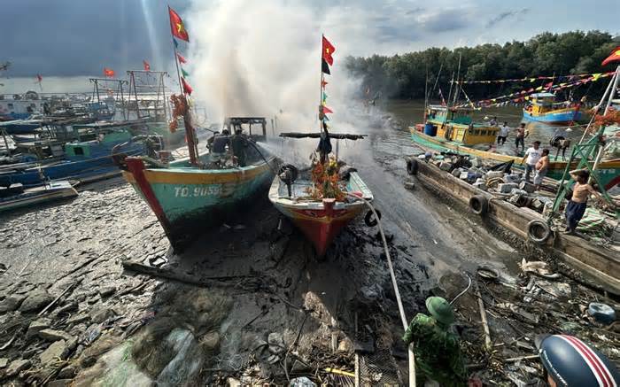 Cháy lớn 3 tàu cá đang neo đậu bờ sông ở Cần Giờ