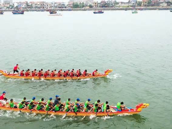Hàng ngàn người đội mưa cổ vũ đua thuyền trên sông Nhật Lệ