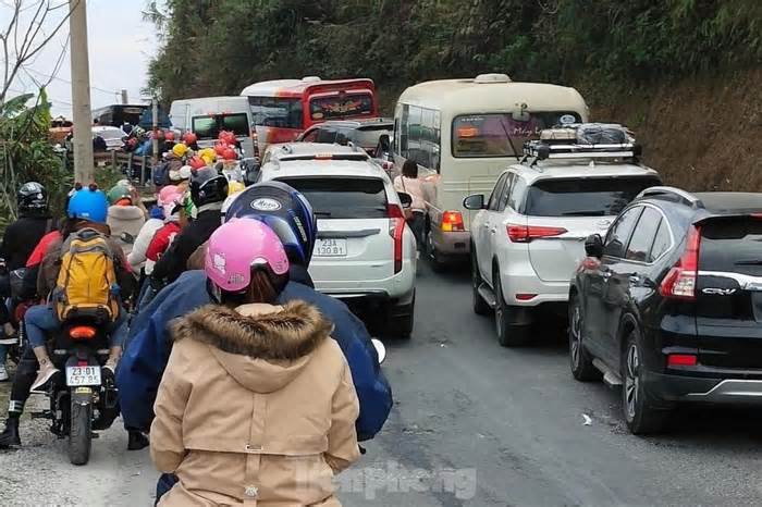 Du khách ùn ùn về Hà Giang, cổng trời Quản Bạ tắc đường