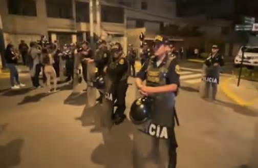Cảnh sát khám nhà tổng thống Peru sau nghi vấn không kê khai đồng hồ xa xỉ