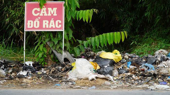 Xuất hiện hàng loạt đống rác tự phát ven đường ở Hậu Giang, Cần Thơ