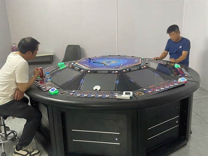 Bắt quả tang nhóm người nước ngoài đánh bạc ở phố Văn Cao, Hải Phòng