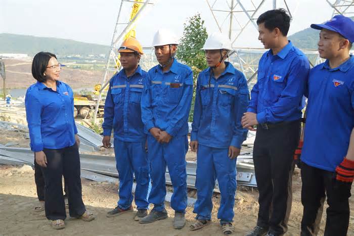 Trung ương Đoàn thăm, tặng quà động viên thanh niên tình nguyện thi công đường dây 500kV mạch 3 tại Quảng Bình