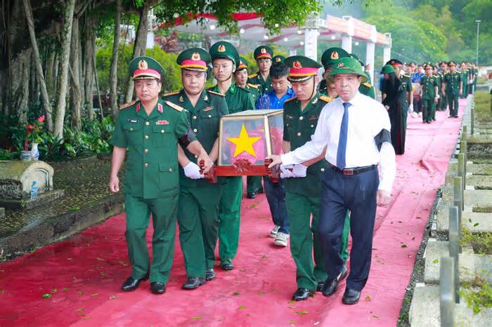 Lễ truy điệu, an táng 15 liệt sĩ quân tình nguyện và chuyên gia Việt Nam