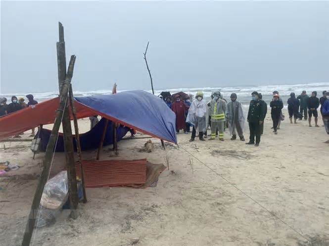Thừa Thiên-Huế: Tìm thấy thi thể thuyền viên mất tích do chìm tàu cá