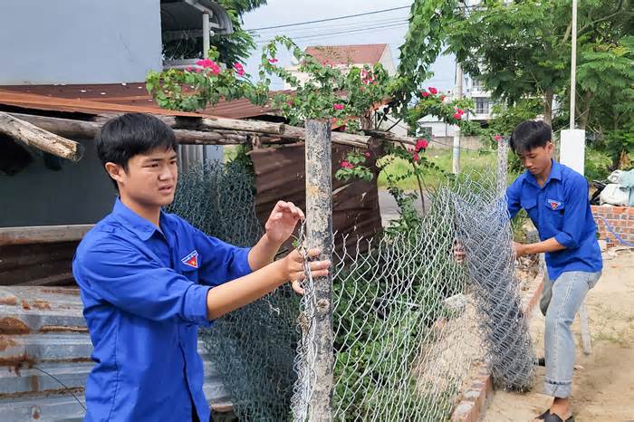 'Áo xanh' đội nắng giúp hộ khó khăn sửa chữa, xây mới nhà cửa