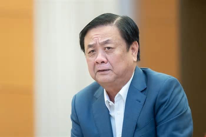 Bộ trưởng Lê Minh Hoan 'đau lòng khi xã đạt chuẩn, học sinh lại bỏ học'