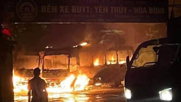 Hòa Bình: Hai xe buýt bốc cháy ngùn ngụt trong đêm