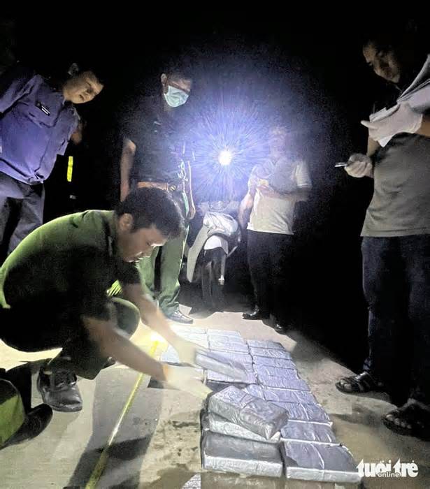 Lại phát hiện hơn 32kg nghi ma túy trôi dạt trên biển