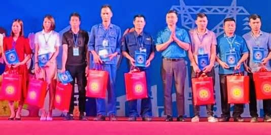 425 công nhân Các khu công nghiệp và chế xuất Hà Nội nhận hỗ trợ của Công đoàn