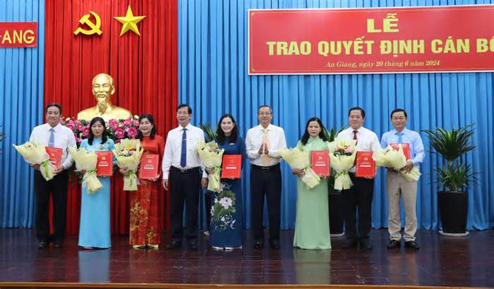 Ban thường vụ Tỉnh uỷ An Giang trao các quyết định về công tác cán bộ