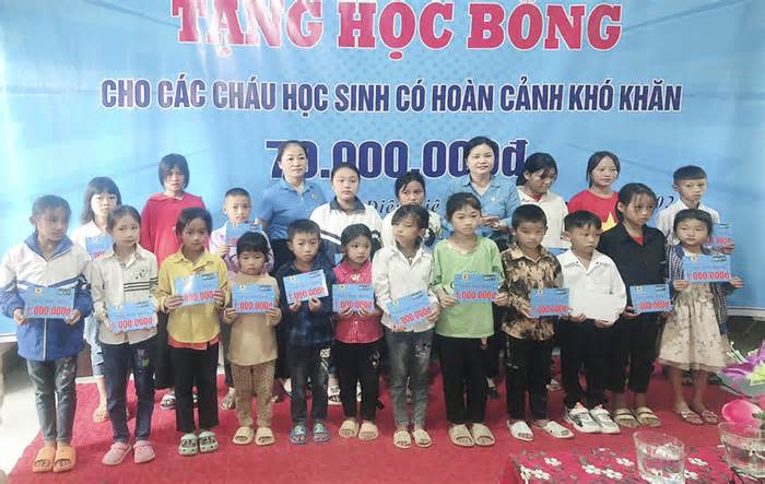 LĐLĐ tỉnh Điện Biên trao 70 suất học bổng cho học sinh khó khăn