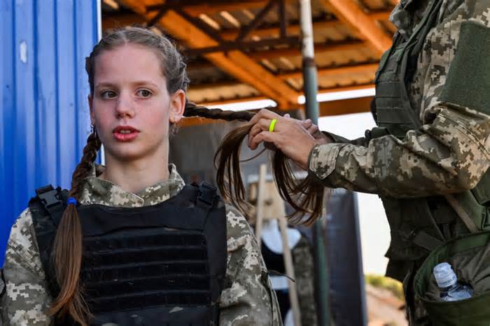 Nữ quân nhân Ukraine có đồng phục mới sau thời gian mặc tạm của nam