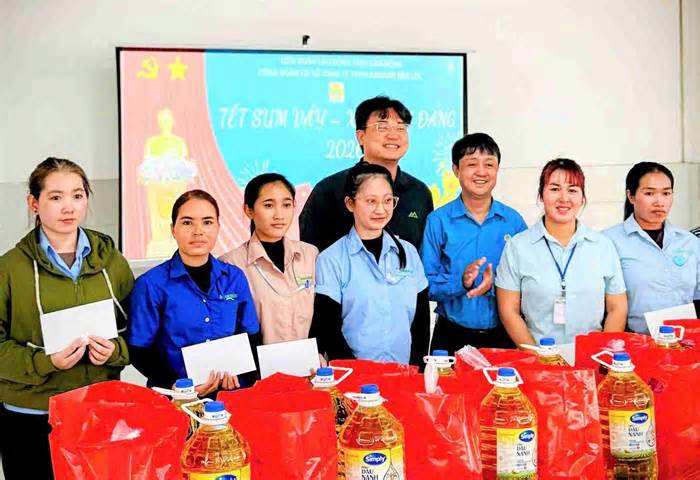 Trao tặng hơn 1.200 phần quà Tết cho người lao động ở Lâm Đồng