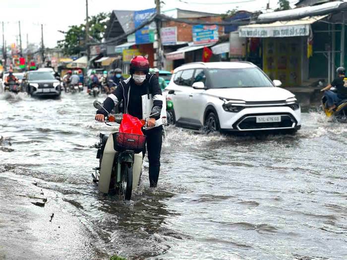 Người dân TPHCM chật vật vì nước ngập ngày thứ 2 liên tiếp