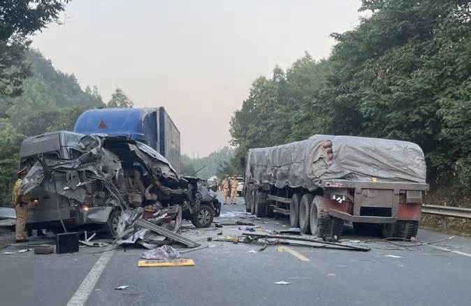 Vụ tai nạn liên hoàn làm 5 người chết: Khởi tố tài xế xe container đậu bên đường