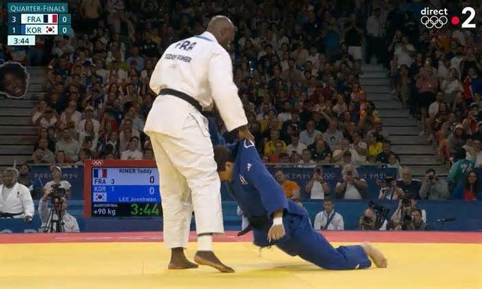 Võ sĩ judo 141 kg xách cổ áo đối thủ 83 kg