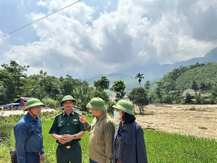 Ủy ban Biên giới quốc gia thăm hỏi, động viên, tặng quà chính quyền, nhân dân Làng Nủ