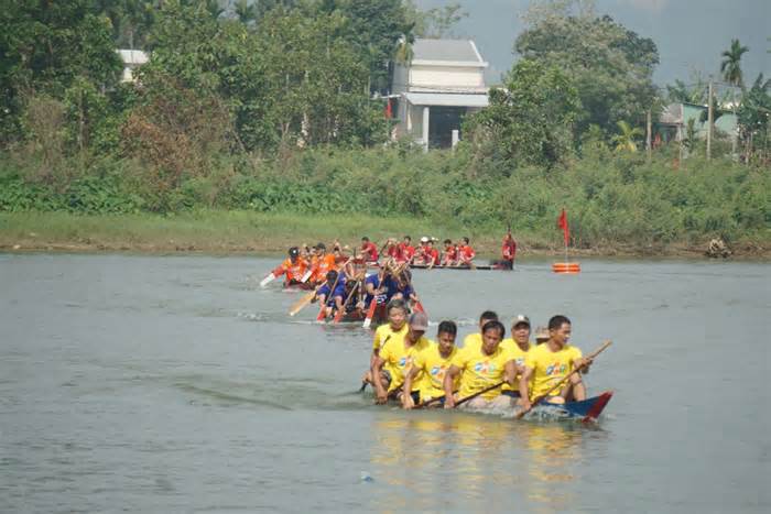 Đứng bờ sông, ngồi bụi tre để cổ vũ đua thuyền trên sông Túy Loan, Đà Nẵng