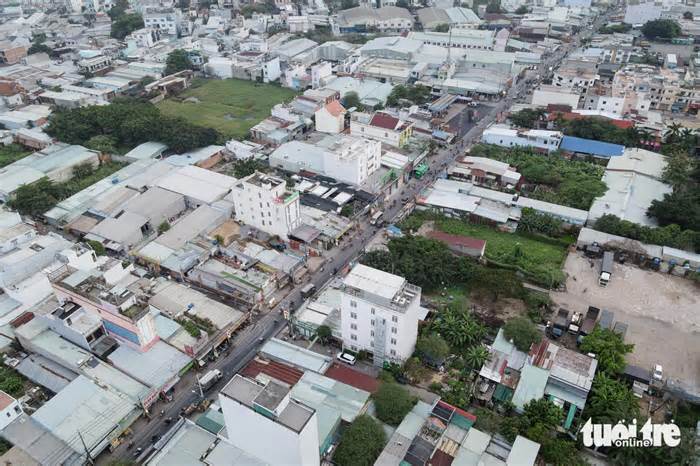 Kinh hãi container 'đẩy' xe máy chạy ngược chiều trên đường Vĩnh Lộc