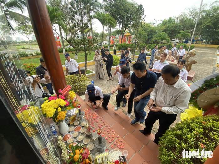 Dâng hương tưởng niệm liệt sĩ hy sinh trong trận Gạc Ma ở Đà Nẵng