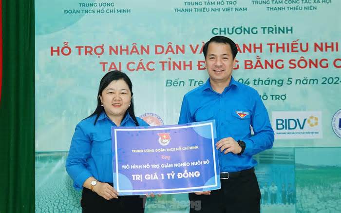 Trung ương Đoàn trao tặng hơn 2 tỷ đồng giúp người dân vùng hạn mặn Bến Tre