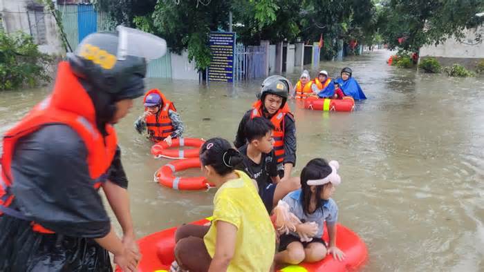 Cảnh sát cứu dân trong mưa ngập lúc 3h sáng ở Đà Nẵng