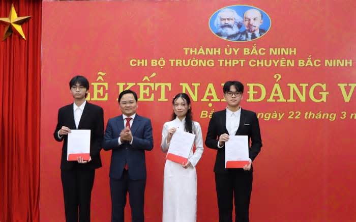 3 học sinh THPT ở Bắc Ninh được kết nạp Đảng