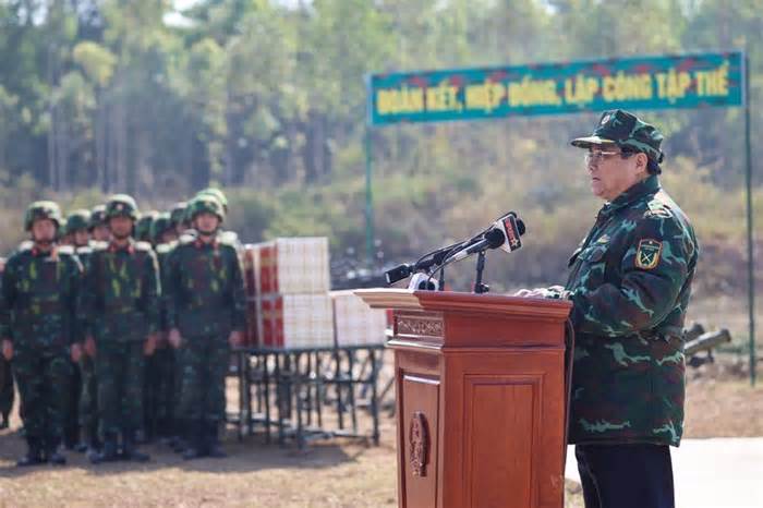 Thủ tướng Phạm Minh Chính dự diễn tập chiến thuật có bắn đạn thật