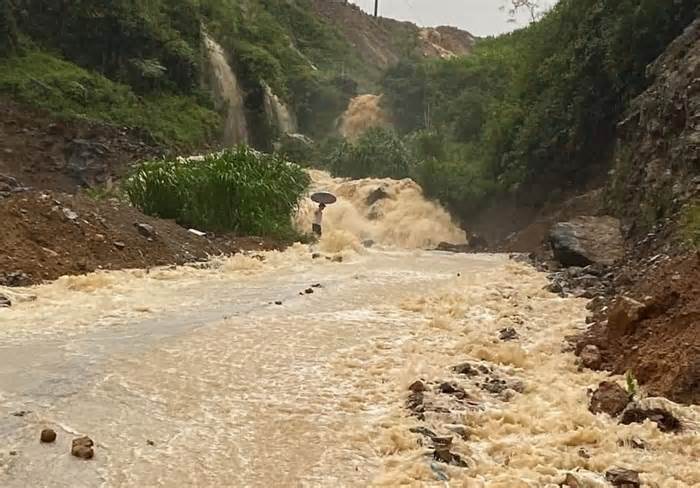 CLIP: Mưa lớn tại Hà Giang, nước chảy cuồn cuộn như thác trên đường