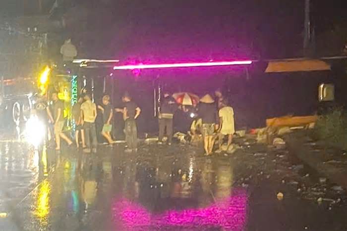 Ôtô chở 10 người lật trong đêm khuya trên quốc lộ