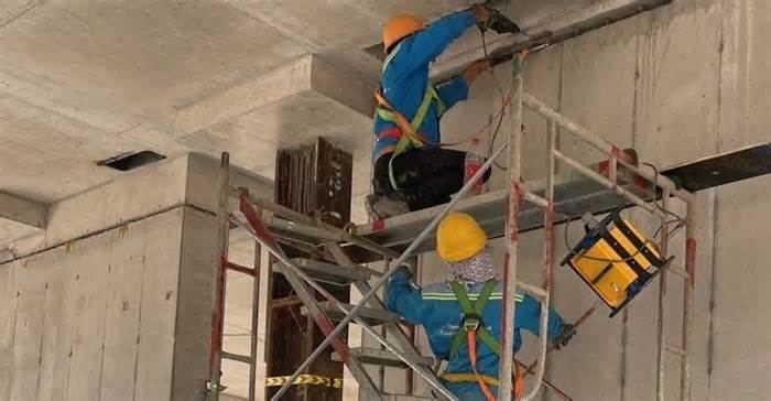 Lọt lỗ thông gió từ tầng 11: Cảnh báo về an toàn trong thi công công trình