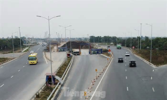 Cao tốc Cầu Giẽ - Ninh Bình bị công trường ‘bổ’ làm đôi: Phương tiện đi lại thế nào?