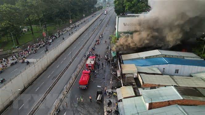 Đồng Nai: Hai cửa hàng phụ tùng ôtô dọc Quốc lộ 1 bốc cháy dữ dội