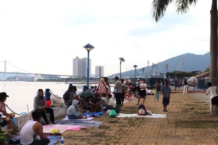 Du khách đến bờ sông Hàn từ 16 giờ chiều để chờ xem pháo hoa