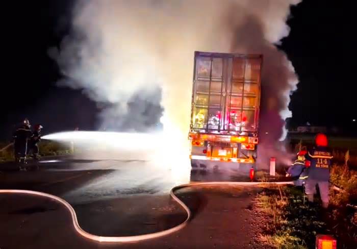 Xe container cháy dữ dội khi đang chở hàng