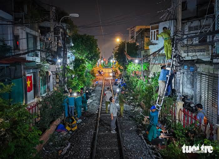 Hơn 70 người thức đêm nối và gom cáp viễn thông sau sự cố ‘níu toa tàu’