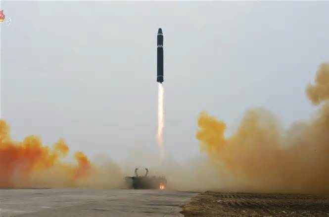 Triều Tiên phóng tên lửa đạn đạo không xác định ra biển