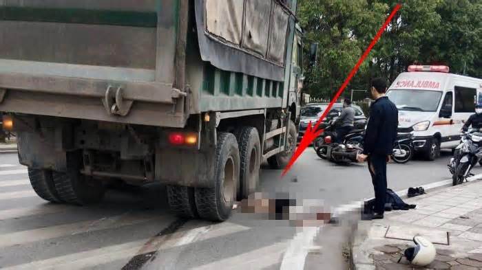 Hà Nội: Xe máy va chạm ô tô tải, người phụ nữ tử vong