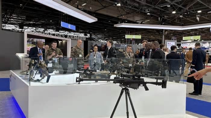 Đoàn Bộ Quốc phòng tham dự Triển lãm vũ khí quân sự Eurosatory tại Pháp