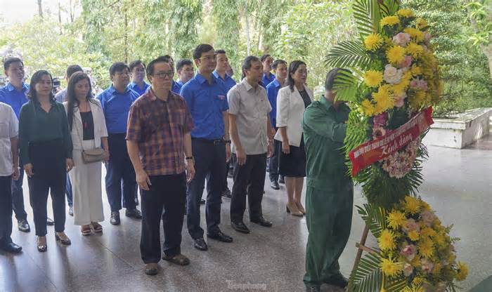 Anh Bùi Quang Huy dâng hương tại 'địa chỉ đỏ' ở Hà Tĩnh và thăm thân nhân anh Lý Tự Trọng