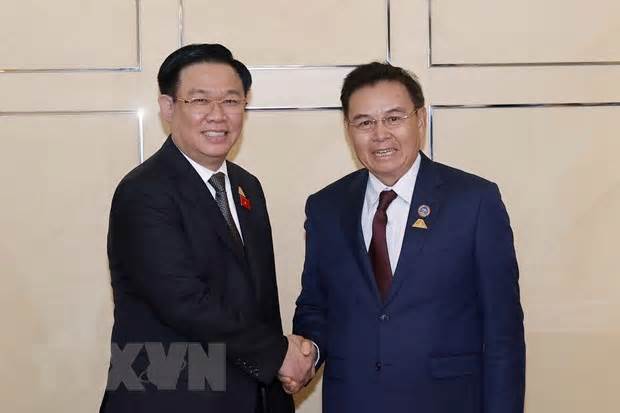 Chủ tịch Quốc hội Vương Đình Huệ gặp Chủ tịch Quốc hội Lào