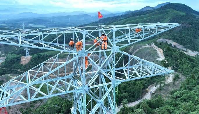 Khen thưởng đoàn viên, công nhân thi công đường dây điện 500kV