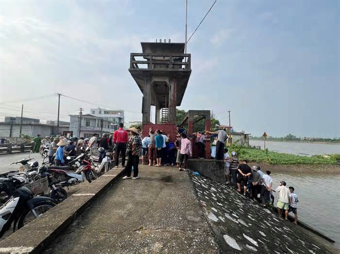 Lật thuyền đánh lưới, 2 vợ chồng tử vong ở Nam Định