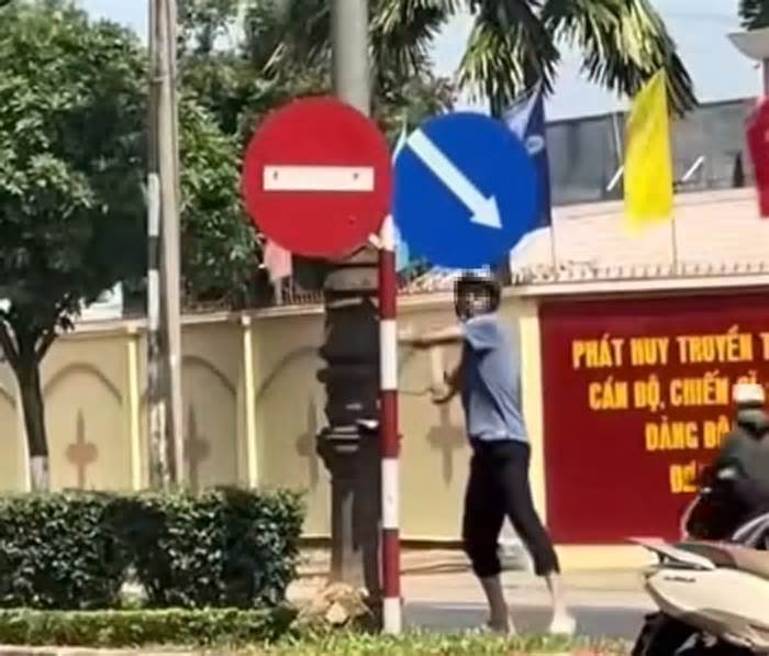 Giám định tâm thần người đàn ông dừng xe giữa đường rồi đập phá biển báo giao thông