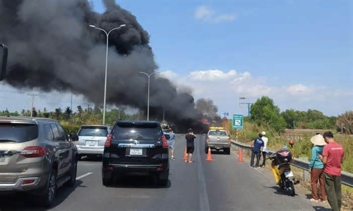 Cháy ôtô khách trên cao tốc TP HCM - Long Thành
