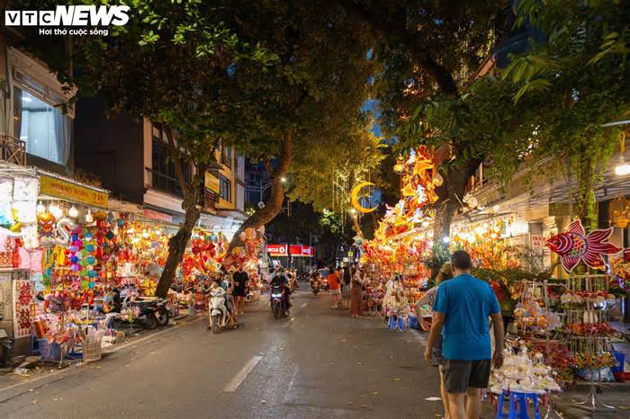 Phố cổ Hà Nội vào mùa Trung thu, cửa hàng chi gần 300 triệu lắp dàn đèn cá chép