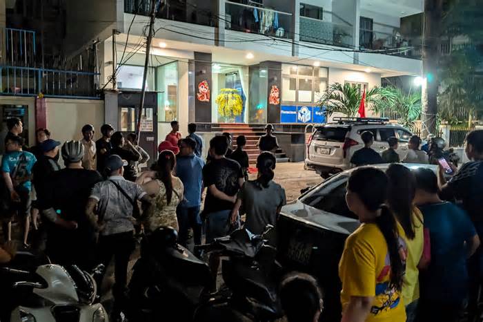 Cô gái gục chết trên vỉa hè với vết đâm trên ngực