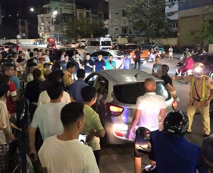 Công an và nhân dân vây bắt đối tượng thông chốt kiểm tra tại Quảng Ninh